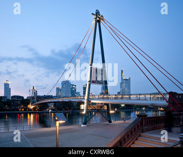 Holbeinsteg pont, passerelle piétonnière au-dessus de la rivière Main, Frankfurt am Main, Hesse, Germany, Europe, PublicGround Banque D'Images