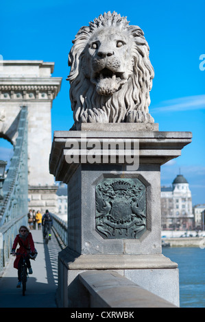 Statue de Lion sur le pont à chaînes Széchenyi, Lánchid, Danube, Budapest, Hongrie, Europe Banque D'Images