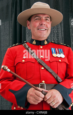 Le Mountie' 'Marty au Stampede de 2012, représentant pour le Carrousel de la GRC tous les jours de 32 membres performance équestre. Banque D'Images