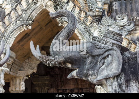 Tête d'éléphant, le tronc et les défenses statue au parc d'attractions Fantasea, Phuket, Thaïlande. Banque D'Images