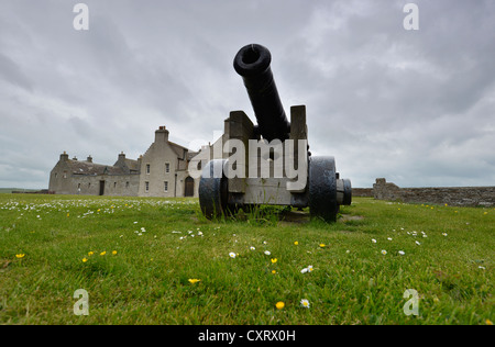 Cannon et musée de Skara Brae, aussi Skerrabra site néolithique, sur les îles Orcades, Ecosse, Royaume-Uni, Europe Banque D'Images