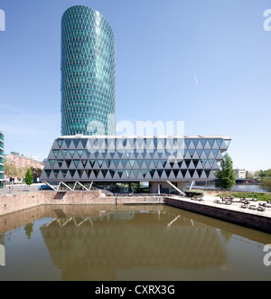 Brueckenhaus Westhafen-Tower et immeuble de bureaux, Westhafen, Frankfurt am Main, Hesse, Germany, Europe, PublicGround Banque D'Images