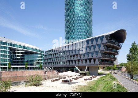 Brueckenhaus Westhafen-Tower et immeuble de bureaux, Westhafen, Frankfurt am Main, Hesse, Germany, Europe, PublicGround Banque D'Images