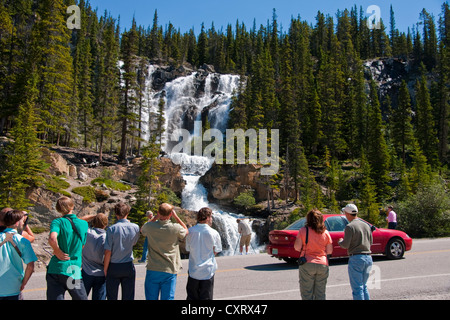 Les touristes à Chutes Tangle le long de la route 93 dans le parc national Jasper, Alberta. Banque D'Images