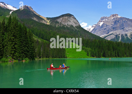 Canoë sur la famille Emerald Lake dans le parc national Yoho, en Colombie-Britannique Banque D'Images