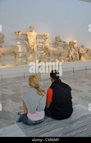 Bataille de centaures et Lapiths fronton du Temple de Zeus dans le musée archéologique d'Olympie, l'antique Olympie, Grèce Banque D'Images