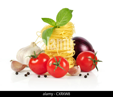 Les pâtes italiennes, les tomates cerise au basilic et l'ail isolé sur fond blanc Banque D'Images