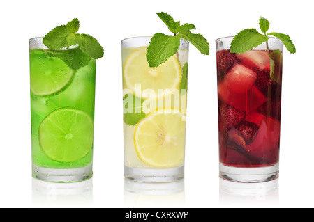 Trois boissons rafraîchissantes dans glasess avec menthe et isolées de glace Banque D'Images