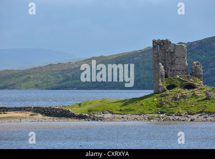 Château d'Ardvreck, ruines sur une petite presqu'île dans le lac d'eau douce Loch Assynt, Sutherland, Highlands, Scotland Banque D'Images