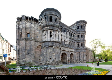 Porta Nigra porte de ville, façade nord, site du patrimoine mondial de l'UNESCO, Trèves, Rhénanie-Palatinat, Allemagne, Europe, PublicGround Banque D'Images