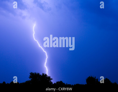 Seule la foudre pendant un orage. Banque D'Images