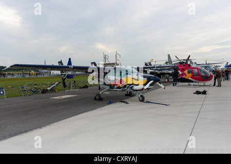 Avion léger Cessna 337 Skymaster D'hélicoptère MBB Bo 105 et CB (Red Bull) Banque D'Images