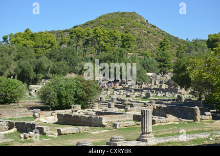 Vue sur les ruines et le Mont Kronos à Olympie, Elis, ouest de la Grèce, Grèce Région Banque D'Images