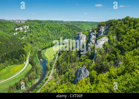 Vue sur la vallée du Danube supérieur vu de Jaegerfelsen rock, Bade-Wurtemberg, Allemagne, Europe Banque D'Images