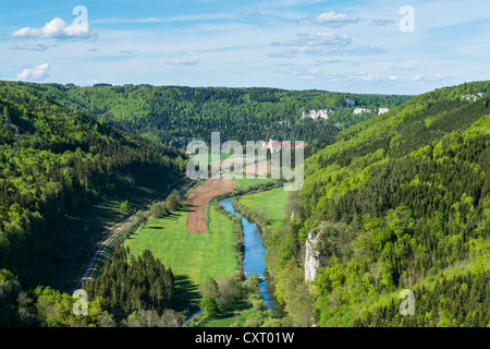 Vue sur la haute vallée du Danube et le monastère de Beuron vus de Knopfmacherfelsen rock, Bade-Wurtemberg, Allemagne, Europe Banque D'Images