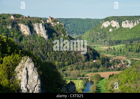 Vue sur la haute vallée du Danube et Werenwag château vu de Eichfelsen rock, Bade-Wurtemberg, Allemagne, Europe Banque D'Images