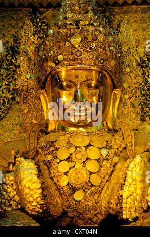 Or le plus vénéré Bouddha Mahamuni à Mandalay, Birmanie, Myanmar, en Asie du Sud-Est, l'Asie Banque D'Images