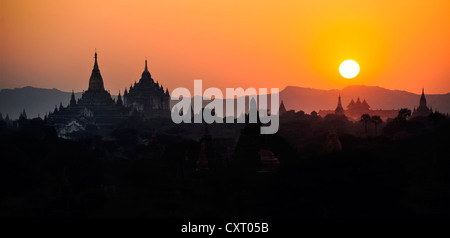 Temples et pagodes au coucher du soleil, Bagan, Birmanie, Myanmar, en Asie du Sud-Est, l'Asie Banque D'Images