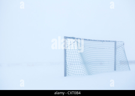 But de football, paysage d'hiver couverte de neige, brouillard, Bergneustadt, Nordrhein-Westfalen, Germany, Europe Banque D'Images