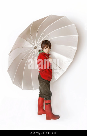 Boy holding an umbrella Banque D'Images