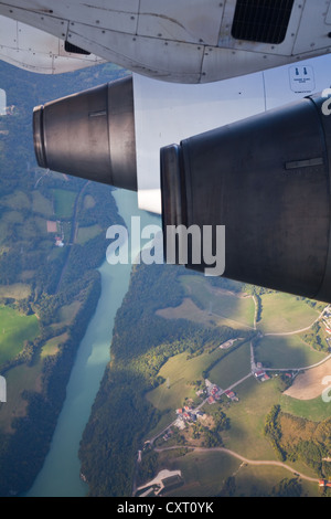 Les moteurs à réaction sur un Avro RJ100 sur le Rhône sur l'approche de Genève Banque D'Images