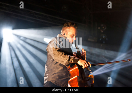 Paavo Loetjoenen du groupe finlandais Apocalyptica 'live' à l'air libre dans Sempach-Neuenkirch Soundcheck, Lucerne Banque D'Images