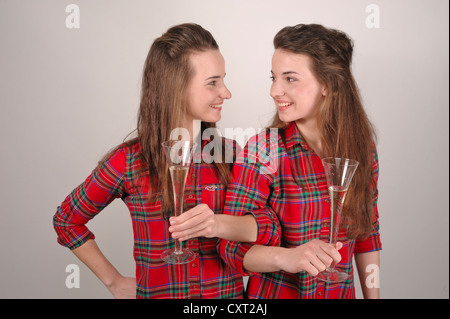 Deux sœurs de la fraternité à boire des verres de champagne Banque D'Images