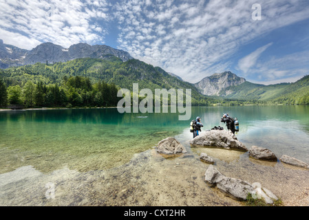 Les plongeurs, Vorderer Langbathsee lake, Mt avec Spielberg, près de Ebensee, région du Salzkammergut, Haute Autriche, Autriche, Europe Banque D'Images