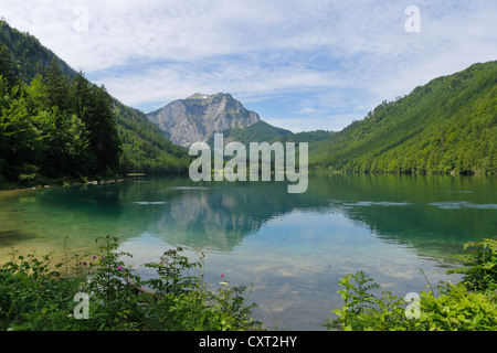 Vorderer Langbathsee lake, Mt avec Spielberg, près de Ebensee, région du Salzkammergut, Haute Autriche, Autriche, Europe Banque D'Images