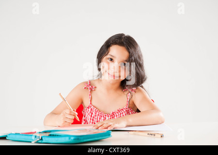 Girl doing her homework, apprentissage Banque D'Images