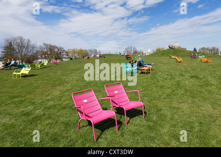 Chaises de jardin rose, pyramide meadows, Bavaroise de l'horticulture show 2012 à Bamberg, Haute-Franconie, Franconia, Bavaria Banque D'Images