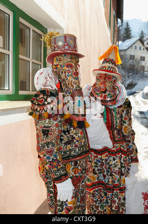 Flinserl paire portant des costumes, des chiffres de l'Ausseer printemps, Carnaval Carnaval à Bad Aussee, Ausseerland Salzkammergut, Banque D'Images