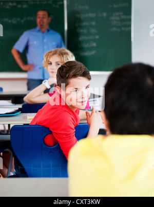 Tournant autour d'écolier à ses camarades de classe pendant la Banque D'Images