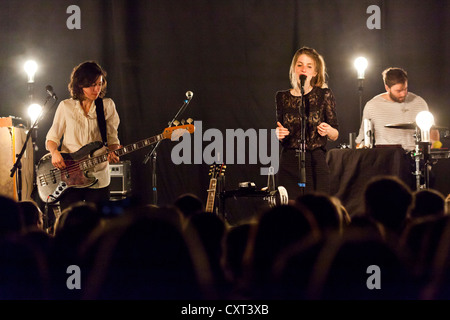 Sonja Glass et Valeska Steiner, de la pop duo germano-suisse, l'exécution de garçon Schueuer vivent dans la salle de concert, Lucerne Banque D'Images