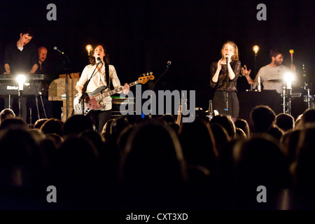 Sonja Glass et Valeska Steiner, de la pop duo germano-suisse, l'exécution de garçon Schueuer vivent dans la salle de concert, Lucerne Banque D'Images