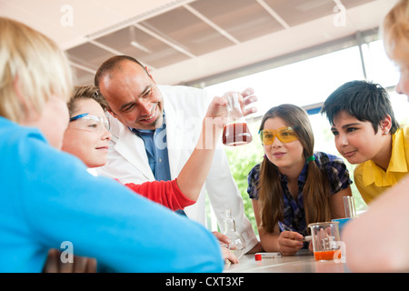 Enseignant montrant une expérience lors d'un cours de chimie Banque D'Images