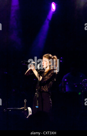 Valeska Steiner, de la pop duo germano-suisse, l'exécution de garçon Schueuer vivent dans la salle de concert, Lucerne, Suisse, Europe Banque D'Images