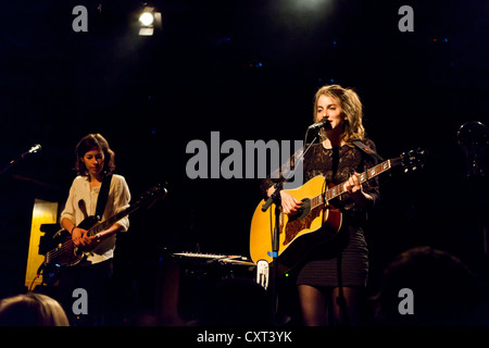 Sonja Glass et Valeska Steiner, de la pop duo germano-suisse, l'exécution de garçon Schueuer vivent dans la salle de concert, Lucerne Banque D'Images