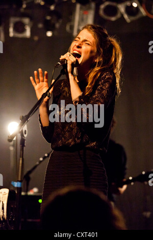 Valeska Steiner, de la pop duo germano-suisse, l'exécution de garçon Schueuer vivent dans la salle de concert, Lucerne, Suisse, Europe Banque D'Images