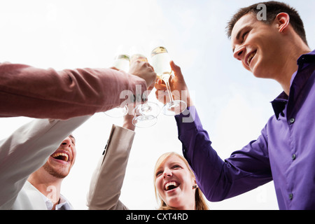 Un groupe de jeunes gens boucher verres, célébrer Banque D'Images