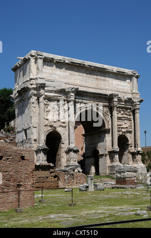 Arc de Septime Sévère et de l'église Santi Luca e Martina, Rome, Italie, Europe Banque D'Images