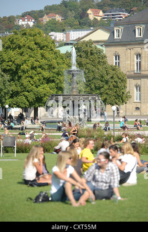 Des gens assis sur place Schlossplatz, fontaine, Stuttgart, Bade-Wurtemberg, Allemagne, Europe Banque D'Images