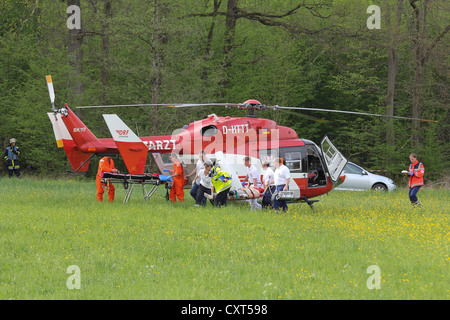 Hélicoptère de sauvetage en action après l'écrasement d'avion dans une zone boisée à Hahnweide, Nürtingen, Bade-Wurtemberg Banque D'Images