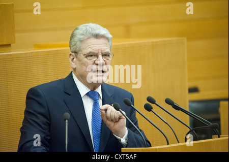 Le Président Joachim Gauck fédéral traitant les députés au Landtag, parlement de l'Etat, première visite de Président fédéral Banque D'Images