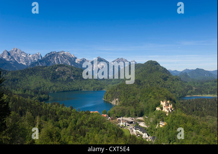 Vue panoramique sur les Alpes, le Château de Hohenschwangau, lac Alpsee Schwangau, près de Füssen, Alpes bavaroises, Allgaeu Banque D'Images