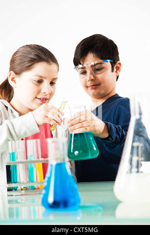 Garçon et fille lors d'un cours de chimie Banque D'Images