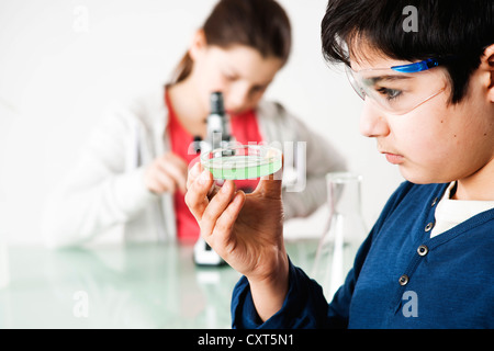 Garçon et fille lors d'un cours de chimie Banque D'Images