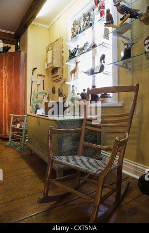 Chaise en bois anciens, objets de décoration et mobilier à l'intérieur d'une vieille maison et magasin d'antiquités, Lanaudière, Québec, Banque D'Images