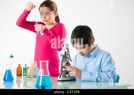 Garçon et fille lors d'un cours de chimie Banque D'Images