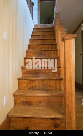 Escalier en bois dans la salle à manger menant à l'étage l'étage dans une ancienne résidence de style cottage Canadiana fieldstone home, Banque D'Images